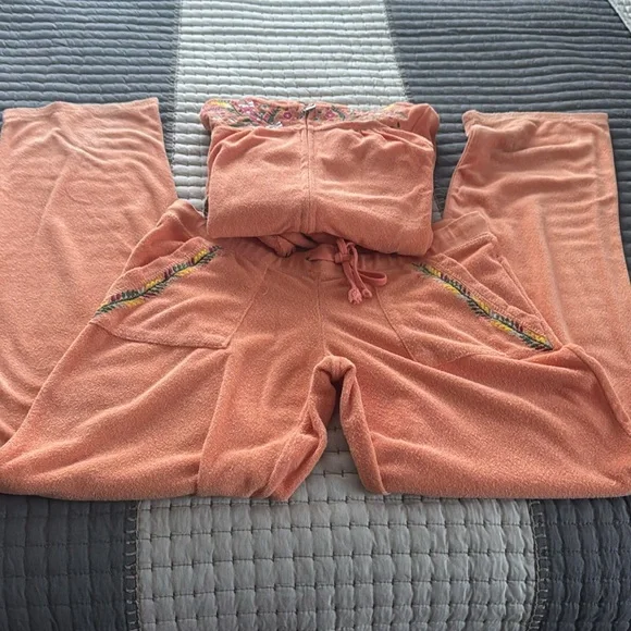 Juicy Couture Embroidered Peach Hoodie
Sweatsuit - Picture 4 of 10